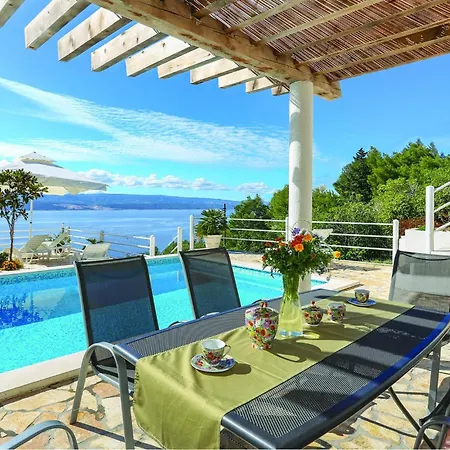 Awesome Apartment In Mimice With Wifi