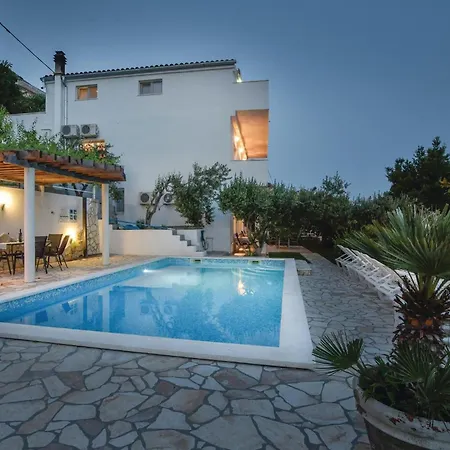 Awesome Apartment In Mimice With Wifi